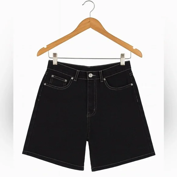 Calvin Klein Jeans size 6 black denim shorts. 29” waist, 15” length, 5” Inseam - Picture 1 of 3